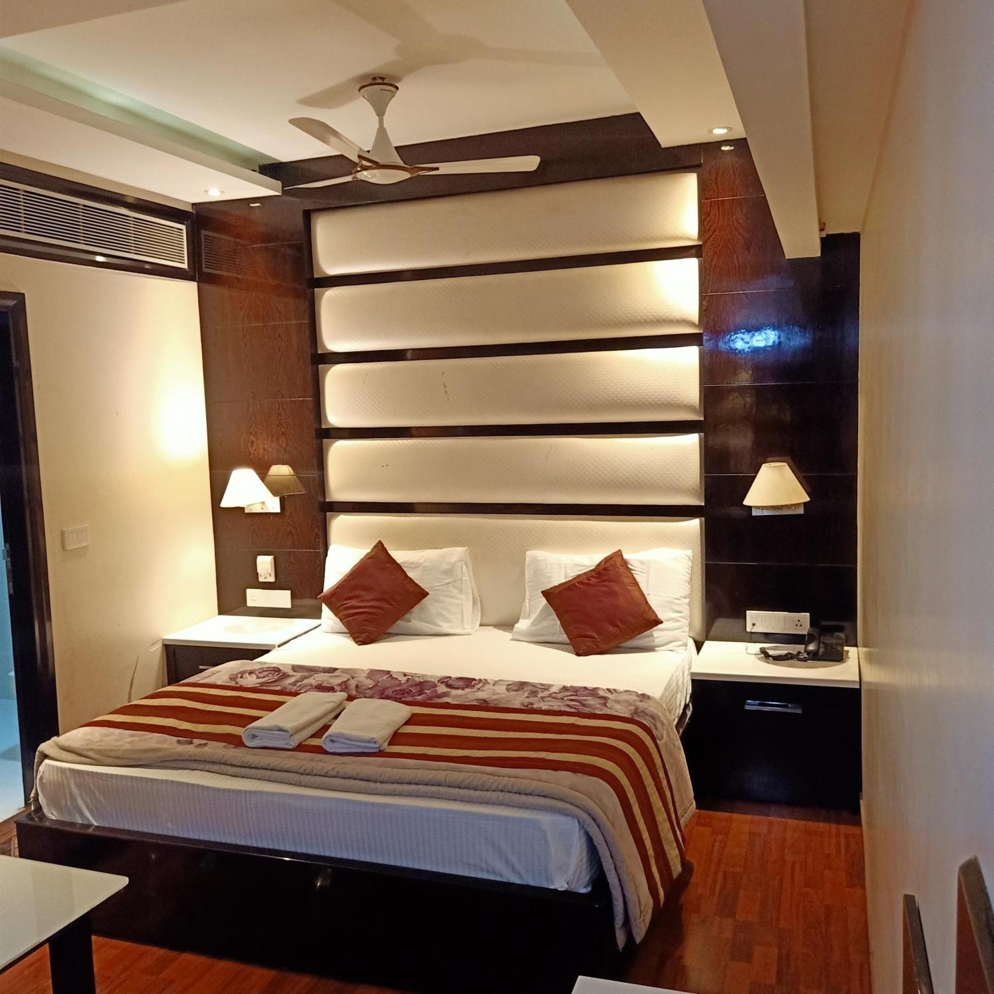 Hotel Geet Deluxe Új-Delhi Kültér fotó